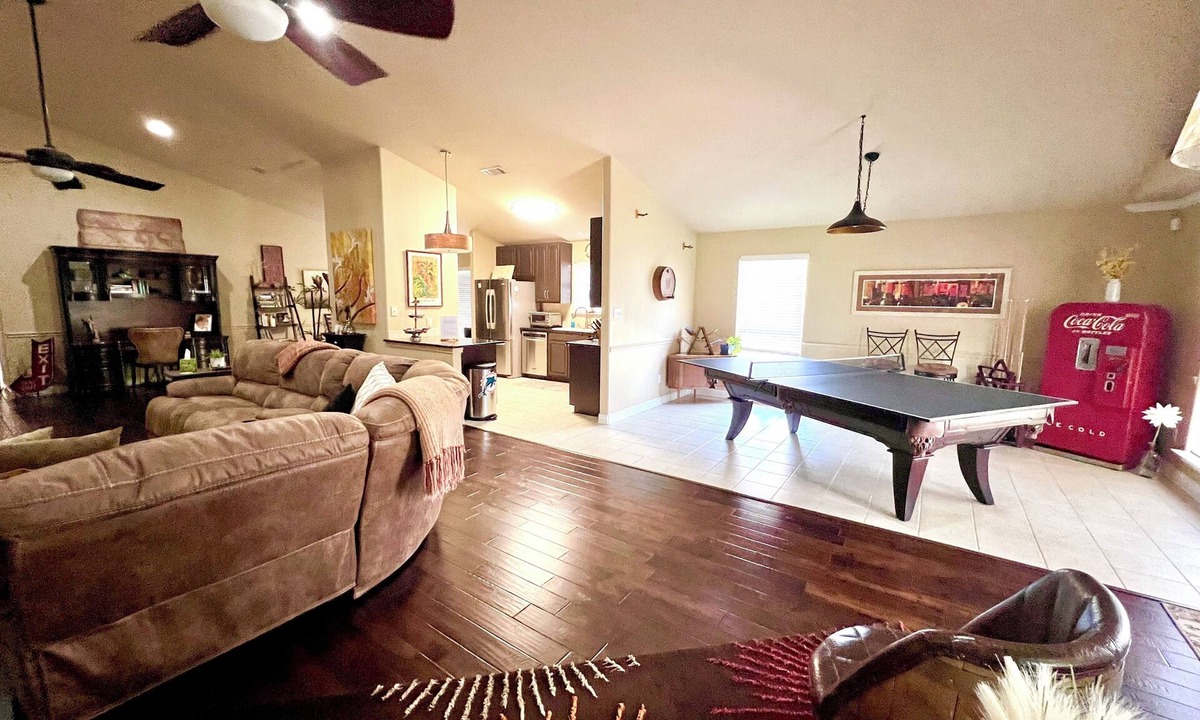 San Leanna Park House | South Austin gem - Kickback and relax!