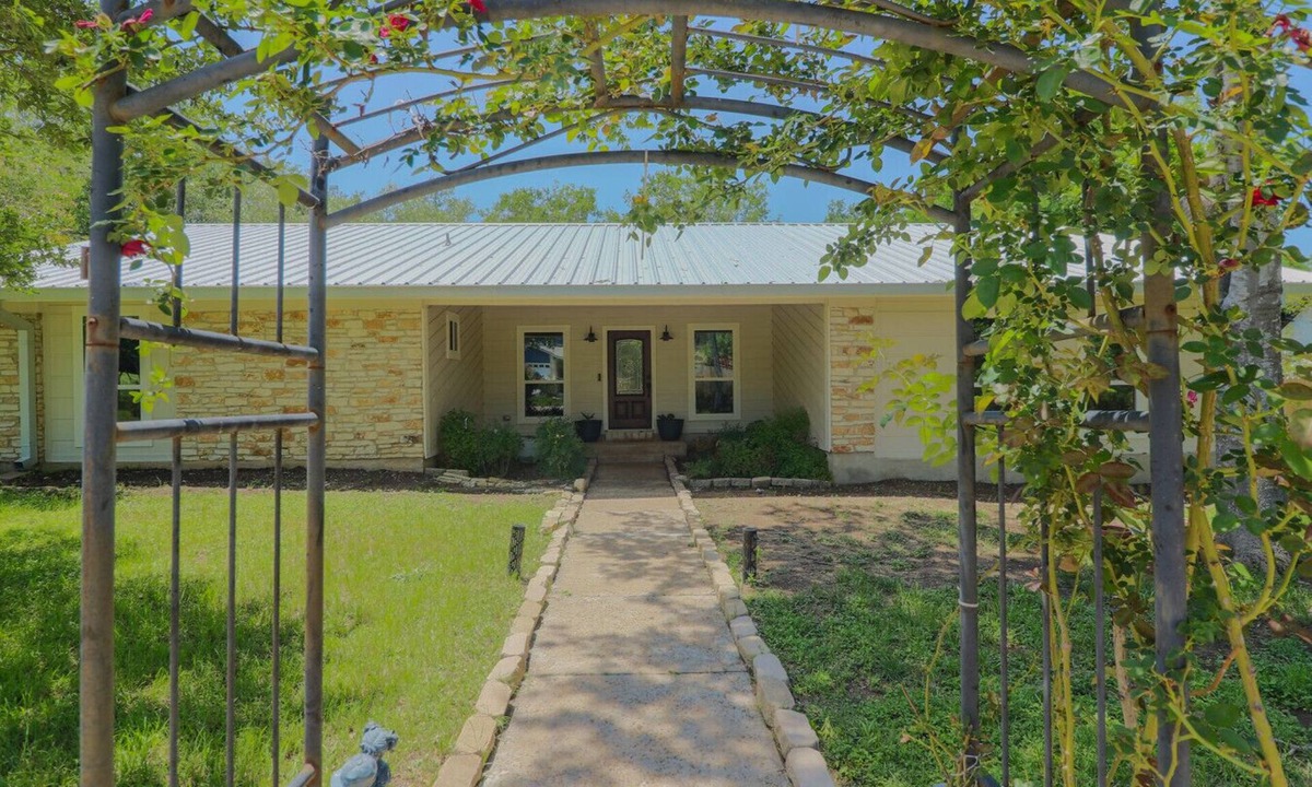 Manchaca House | South Austin Retreat | 4BR Sleeps 12 | Half-Acre Yard + Deck