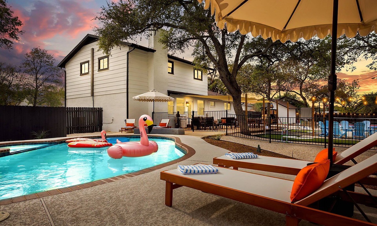 Austin House | South Austin Retreat w/Pickleball, Pool, GameRoom, MiniGolf, Poker - Sleeps 18!
