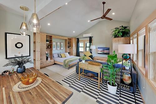 Central Tacoma Hotel | South Cedar Escape