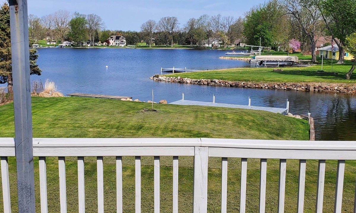 Quincy Cottage | SOUTH CHAIN OF LAKES! Just south of Marble Lake, watch the fun or join in!