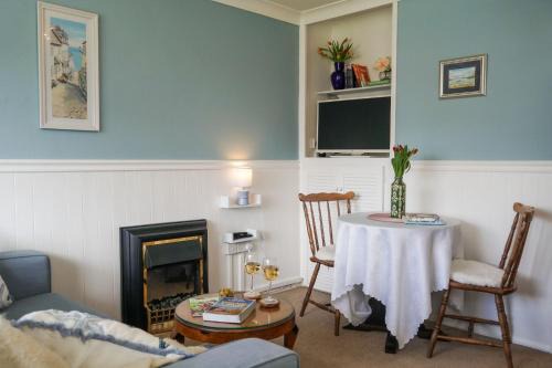 Galmpton House | South Devon - River Dart Views - Free Parking - Pet Friendly