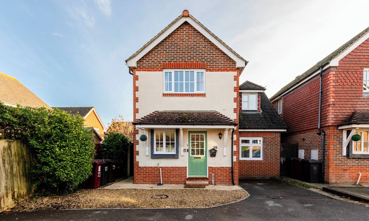 Chichester House | South Downs retreat house with free parking.