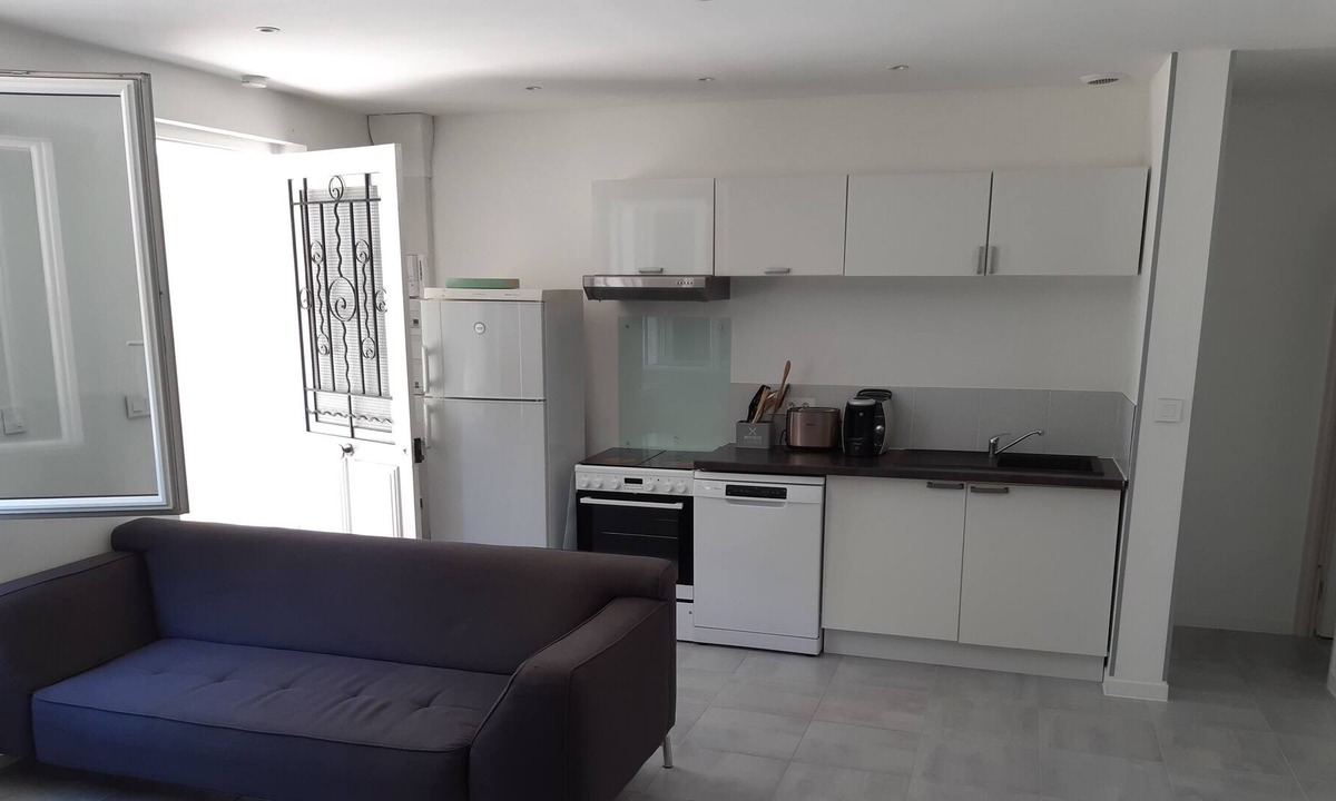 Villelaure Apartment | South-facing 2-bedroom apartment near the center of the village