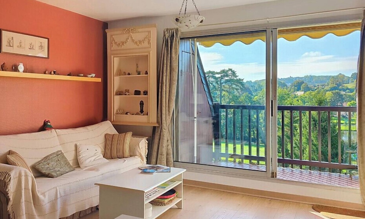 Clair Valon Apartment | South-facing golf view apartment with balcony