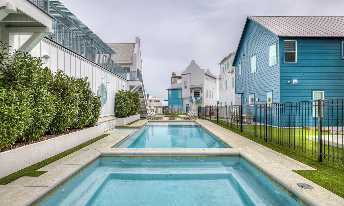 Eufaula Cottage | South Gable- Cozy Bunkhouse Retreat with Pool plus Hot Tub at Carlton Landing