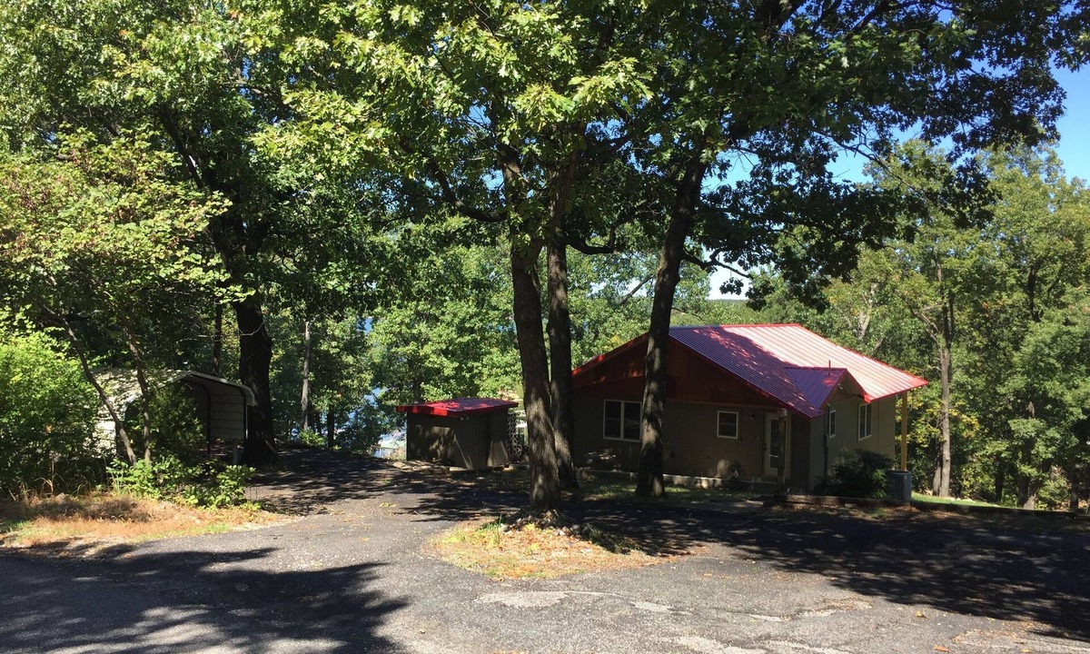 Eucha Cabin | South Grand Lake Front with Hot Tub near Disney & New Circle Drive