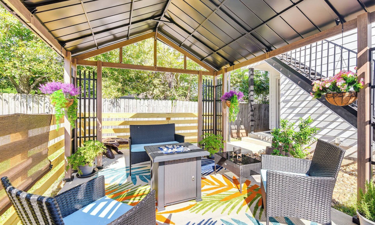 South Houston Apartment | South Houston Townhome w/Patio & Gas Grill!