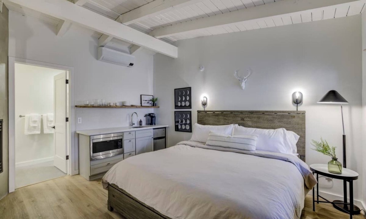 Lakeside Park Apartment | South Lake Chalet #7