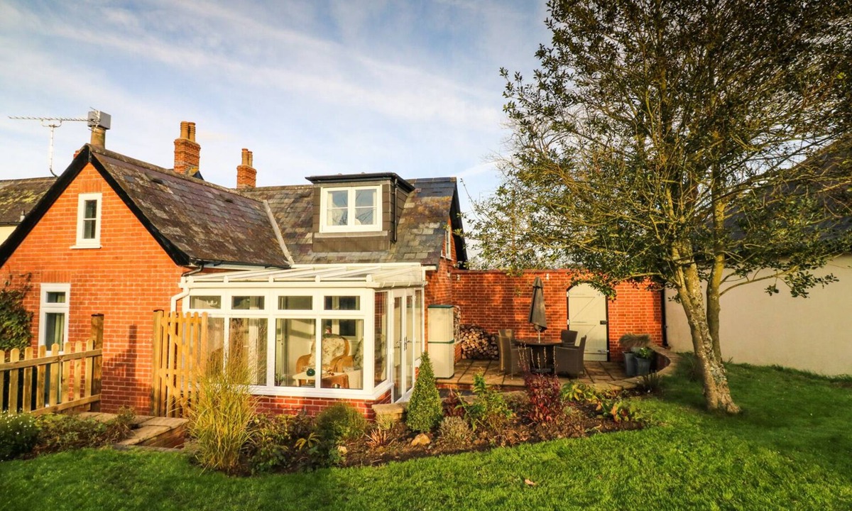 Pulham Cottage | SOUTH LODGE, with open fire in Hazelbury Bryan