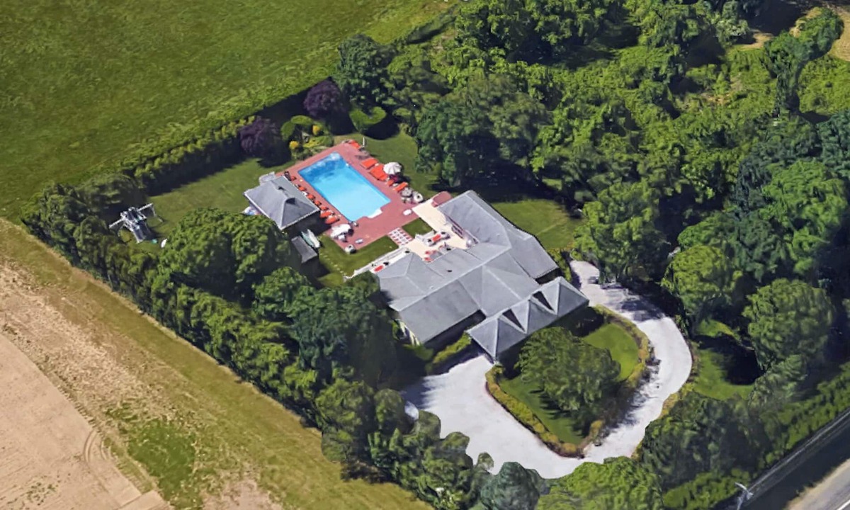 Water Mill House | South of Hwy! Just a 6 Mile drive to U.S.Open! 1/4 Mi to Vineyard and Art Museum