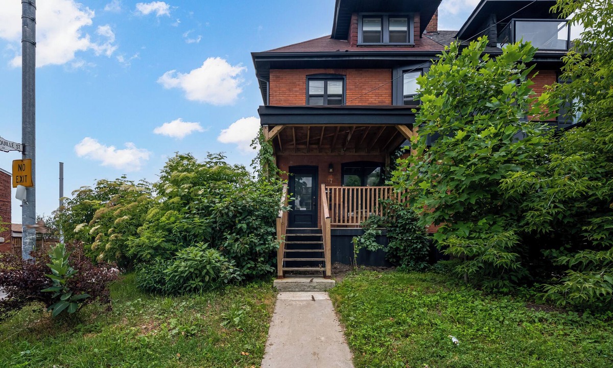 Parkdale Apartment | South Parkdale/Liberty Village Suite with Parking