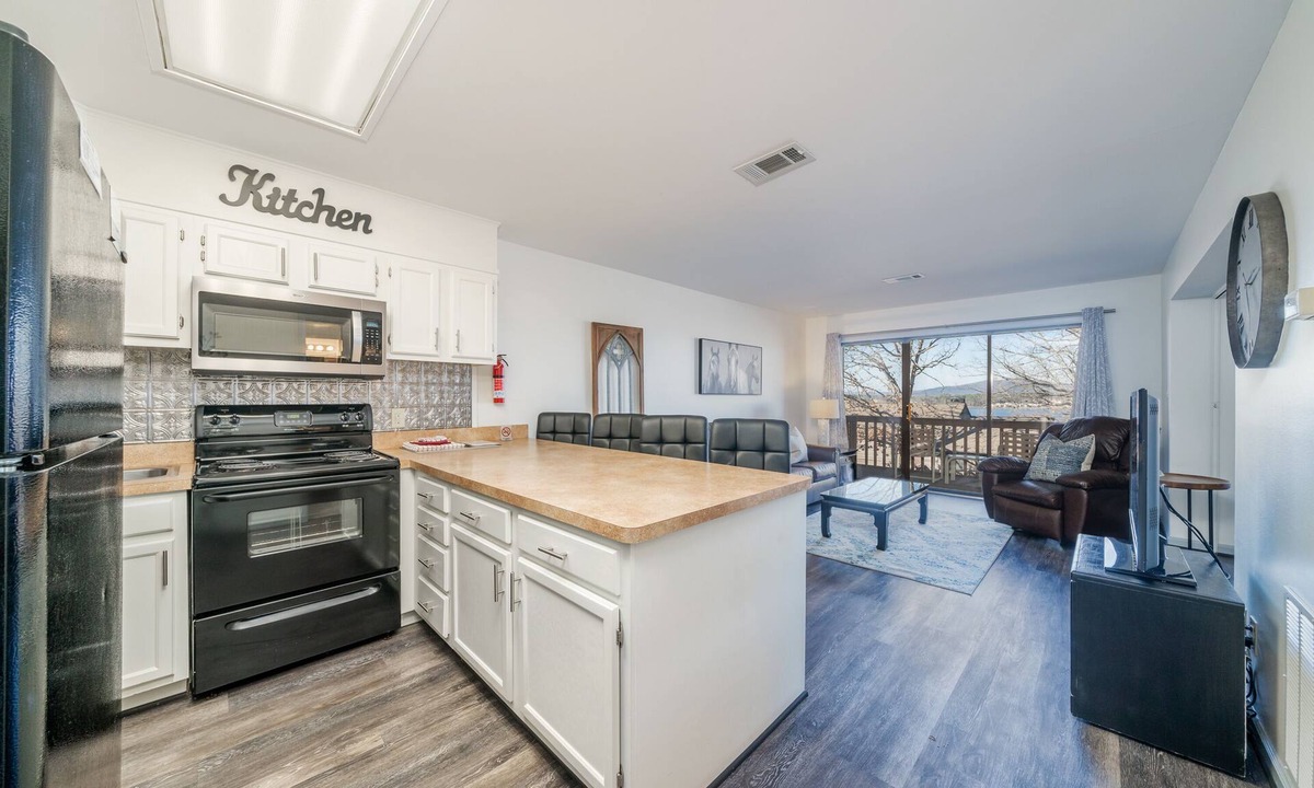 Lake Hamilton Condo | South Shore 1 bdrm! Gameroom, Mini-Golf, Pickleball, Game room, Tennis & More!