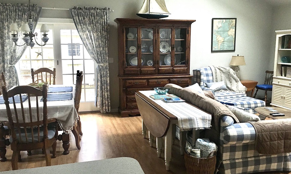 Oakdale Cottage | South Shore Hide-a-Way