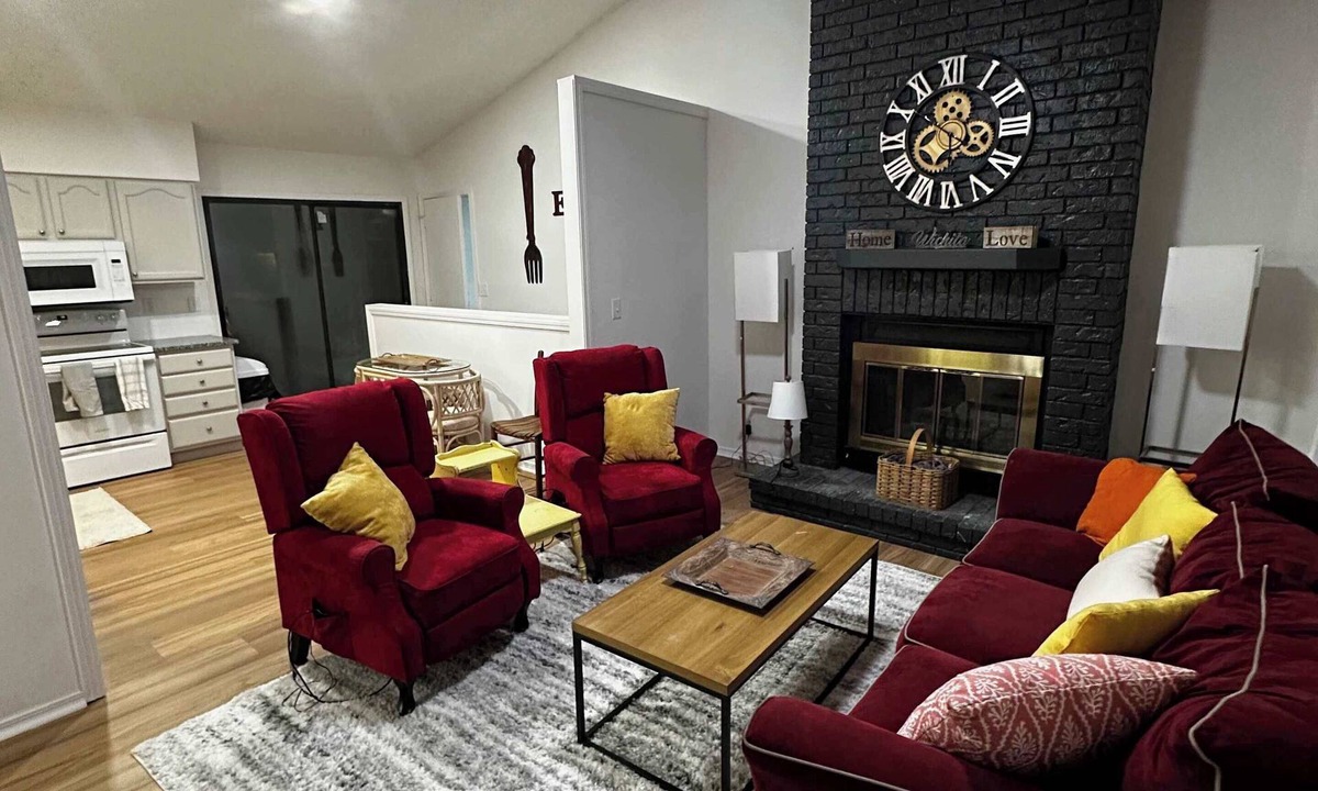 Wichita House | South Side Resort - Very Close Derby Turnpike Dtn