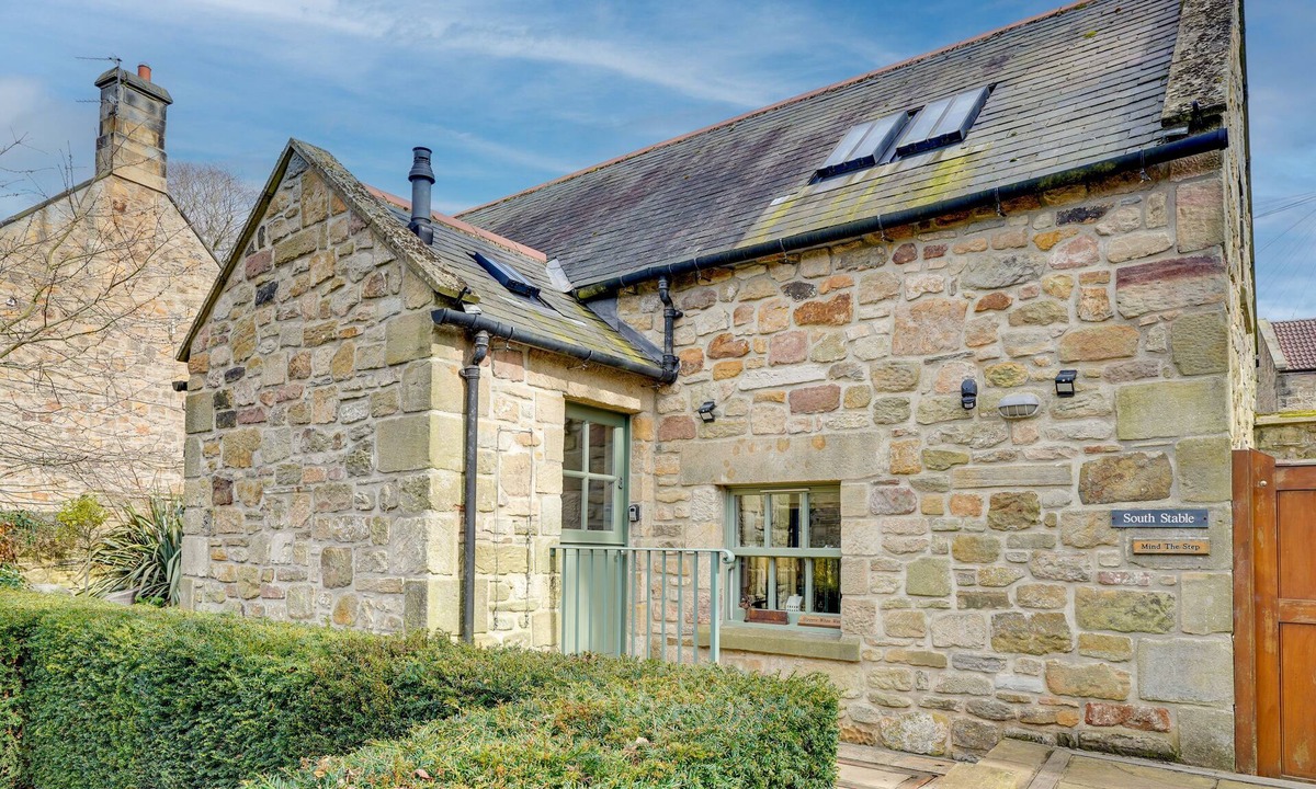 Alnmouth Cottage | South Stable: Cosy Stone Retreat with Parking