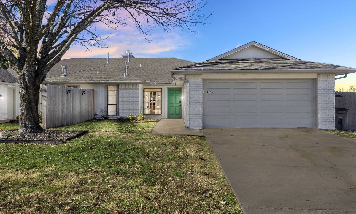 South Tulsa House | South Tulsa Luxury | 2000sf King 75"TV BBQ Yard