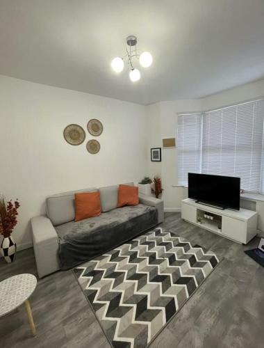 Northampton Apartment | Southampton Bridge Home by AFL