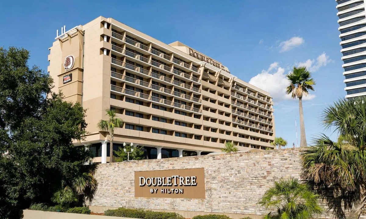 Downtown Jacksonville Hotel | Southbank St. Johns River Stay + Dining & Pool