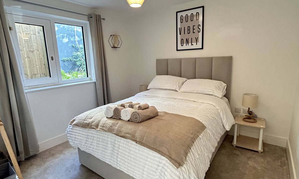 Royal Tunbridge Wells Condo | Southborough Modern Suite