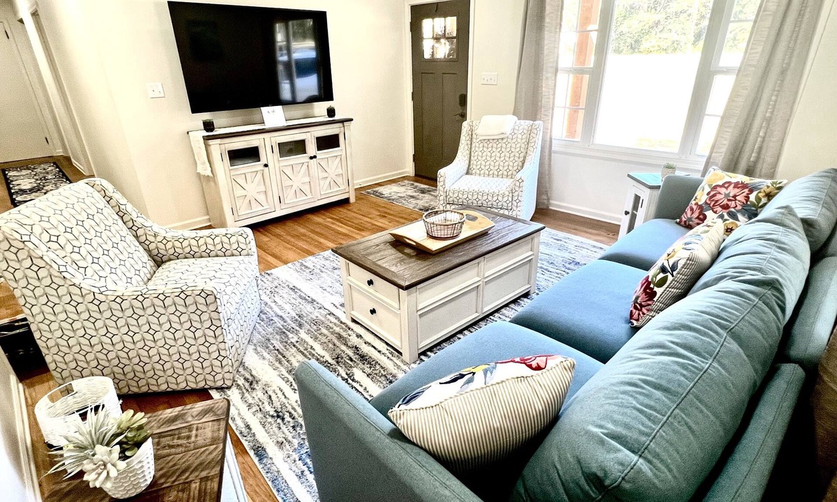 Laurel House | Southern Charm 2 - July -August Summer Sale! 7 Mins to Downtown!