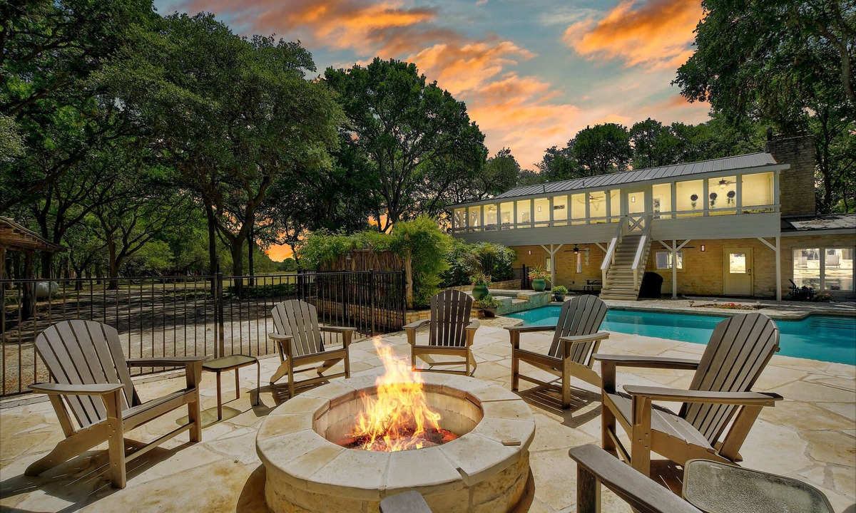 San Marcos House | Southern Charm - HUGE Hill Country Home on 4 Acres w/Pool, Hot Tub & Fire Pit