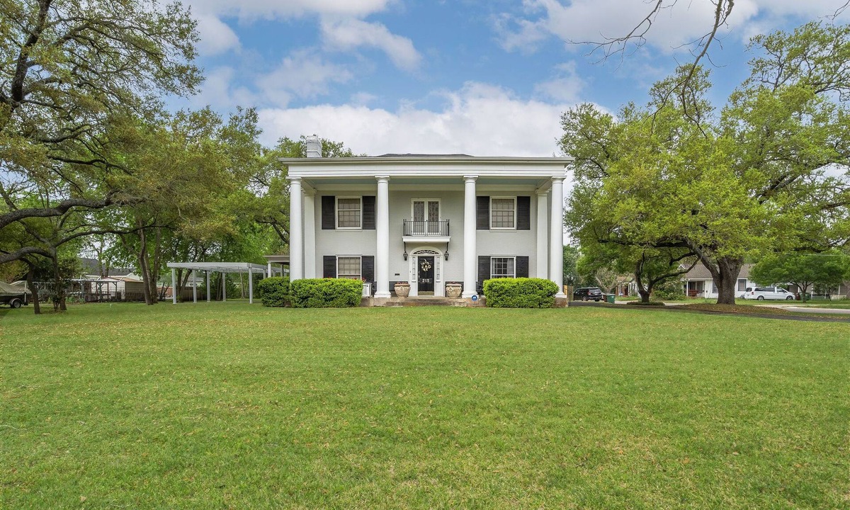 Lockhart House | Southern Charm, ideally located in Central Texas