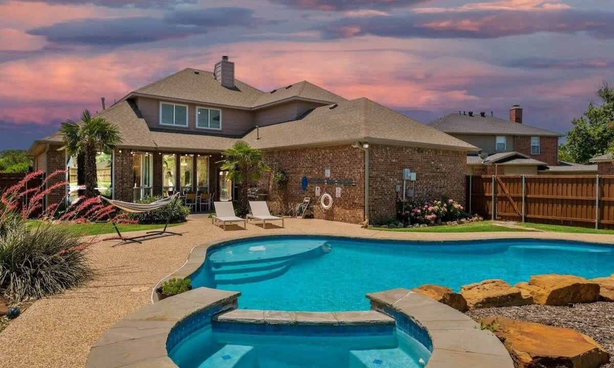 Rockwall House | Southern Charm & Luxury Living - BBQ & Pool