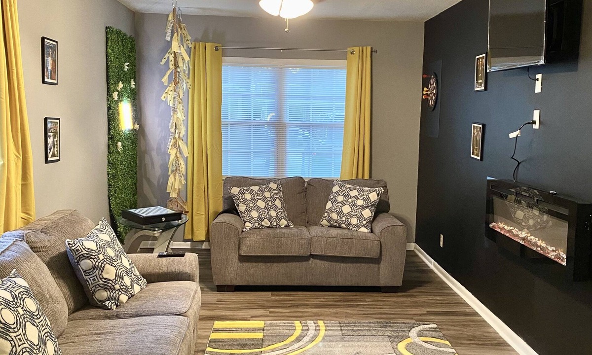 Midtown House | Southern Charm Sav 3BR/1.5 Bathroom