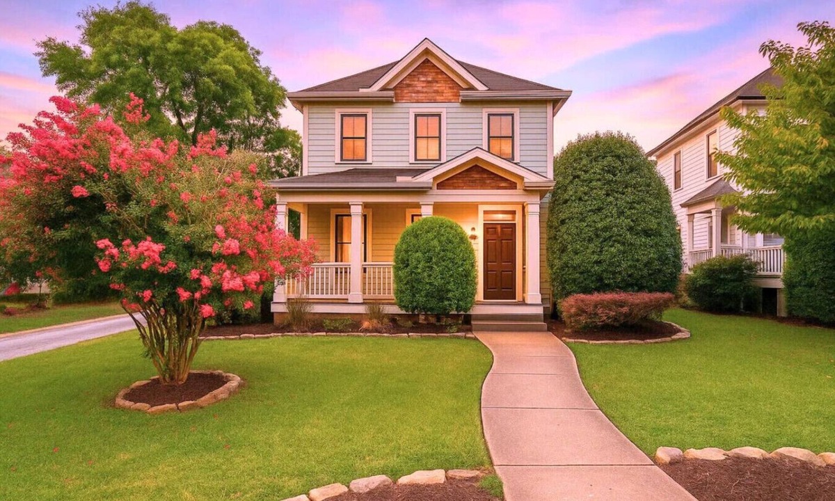 Hope Gardens House | Southern City Comfort - Huge Private Backyard