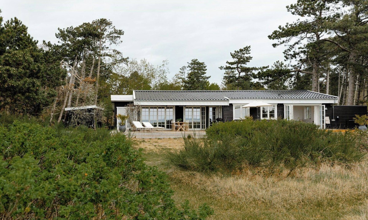Lumsas House | Southern feel in refurbished home by shore