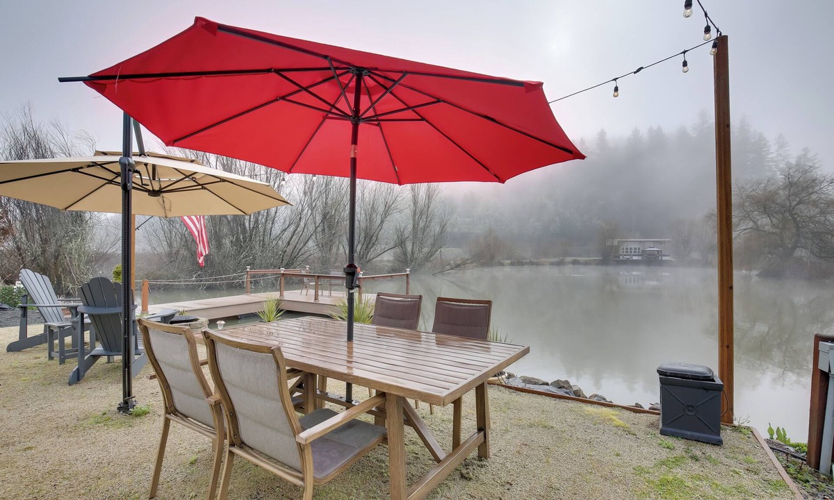 Oakland Cabin | Southern Oregon Cabin: Fire Pit & Private Pond!