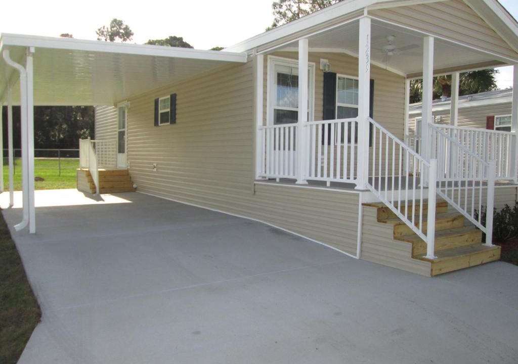 Eustis Resort | Southern Palms Park Model 14