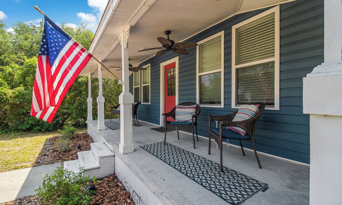 Southport House | Southport Salty Patriot-Walk to DT/Pets/Fully fenced with firepit!