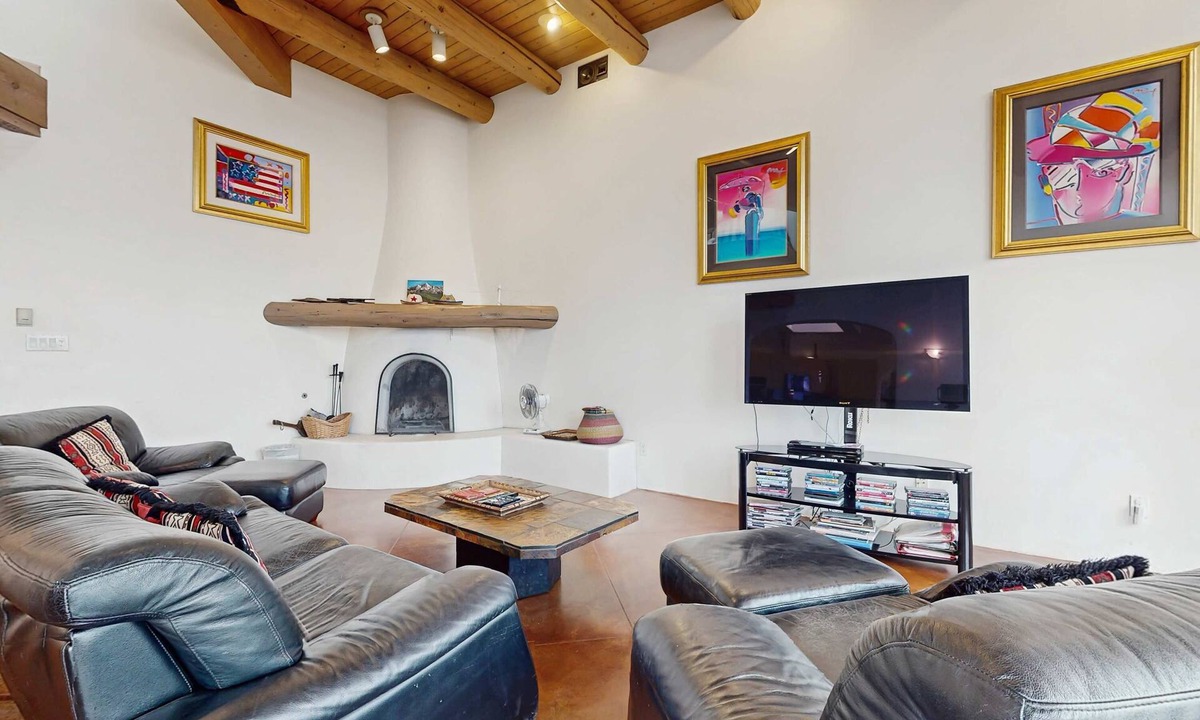 Ranchos De Taos House | Southwest Stunner | Hot Tub & Sauna | Game Room