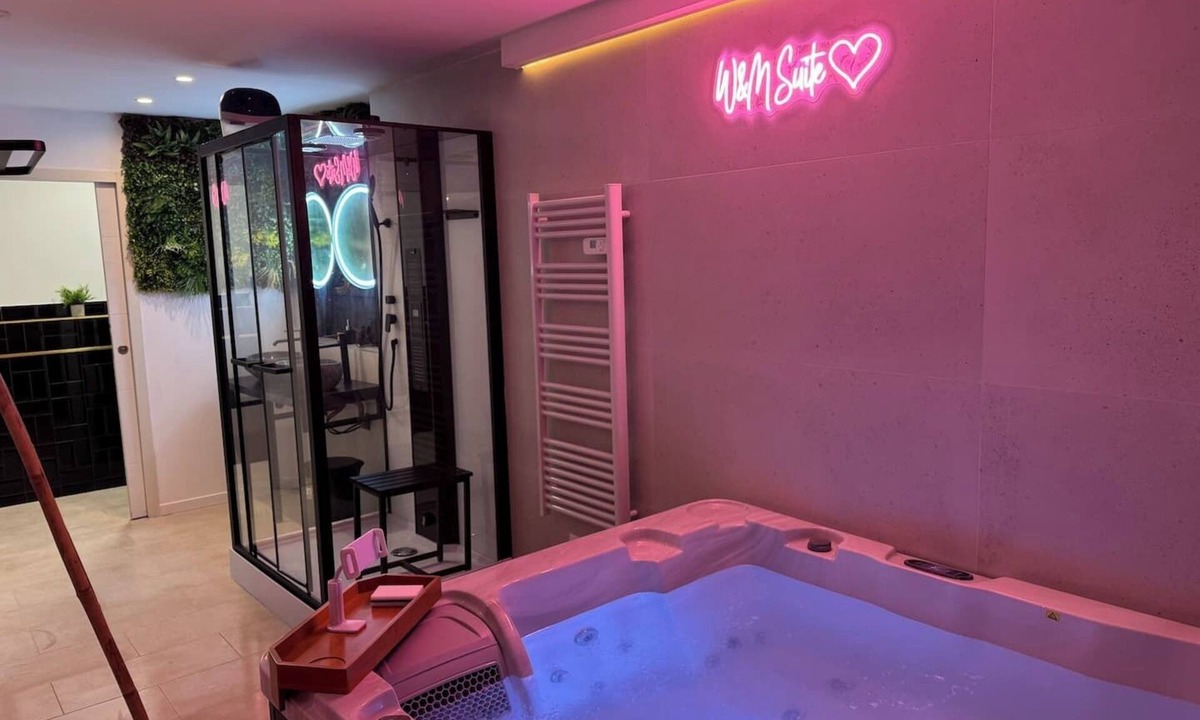 Clermont-l'Herault Apartment | SPA Apartment - W & M Suite