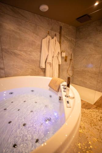 Berstett Apartment | Spa beige room