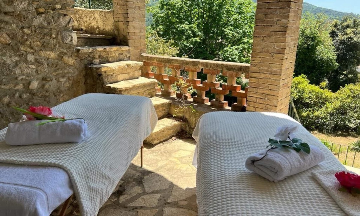 Nyons Bed & Breakfast | Spa Chateau La Tour