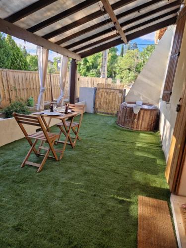 Saint-Pargoire Apartment | Spa et lit baldaquin