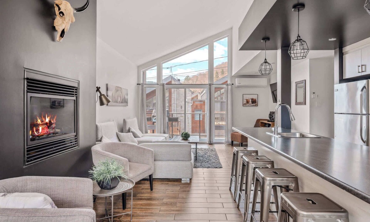 Stoneham Apartment | Spa & Foosball Table | Le Floriska