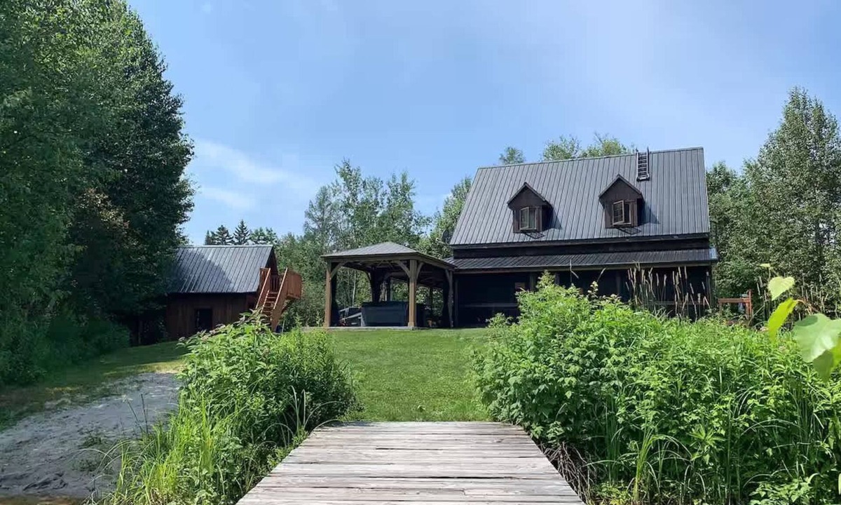 Jonquiere Ski Chalet | Spa & Kenogami Lake | Chalet le Rustik