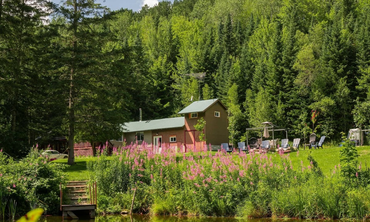 Frampton Ski Chalet | Spa, Lake & Miller Zoo | Oppy Shack