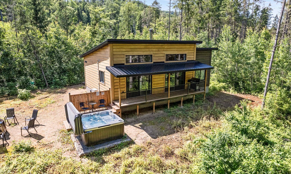 Trois-Rives Ski Chalet | Spa, Nature & Riverside Escape | Ecureuil Roux