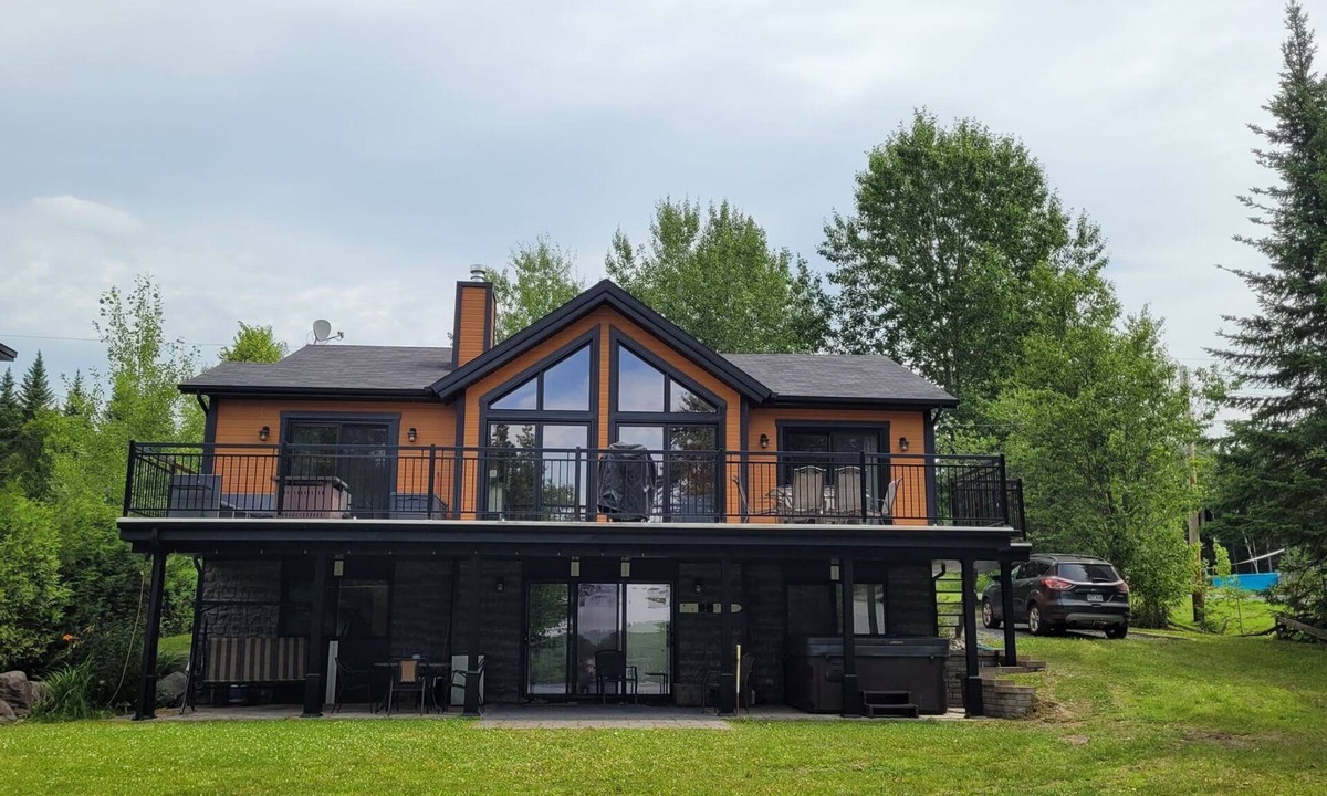 Saint-Zacharie Ski Chalet | Spa & Nature, Waterfront | Le Chalet Le Shack