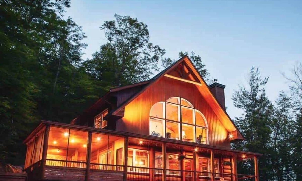 Les Pays-d'en-Haut Regional County Municipality Ski Chalet | Spa & Outdoor Pool | Montagnard des Pays-d'en-Haut
