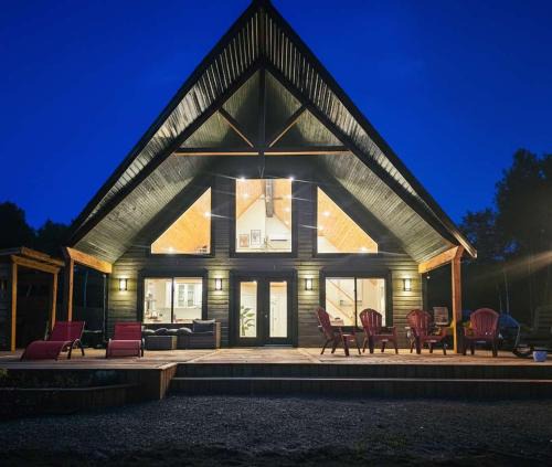 Mansfield-et-Pontefract Ski Chalet | Spa - Pool Table & River - La Biche de Coulonge