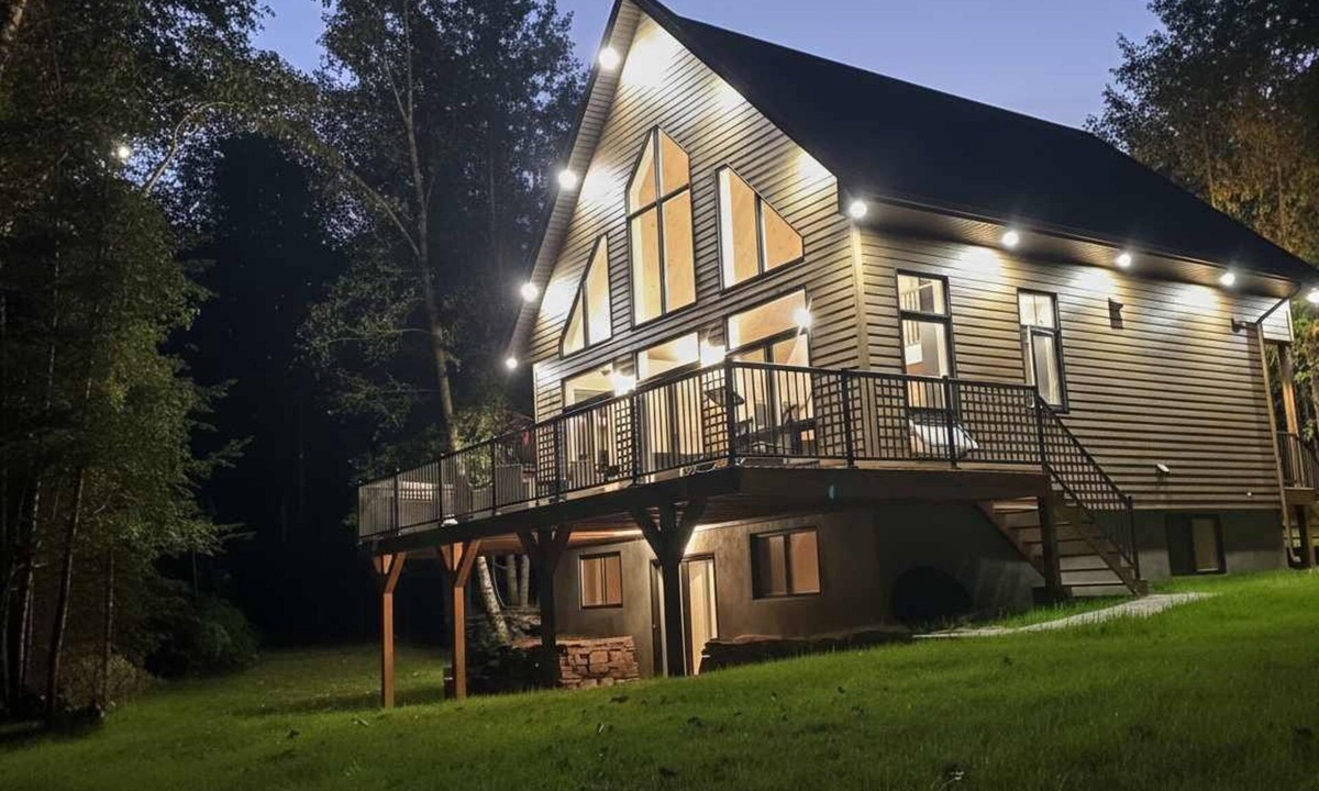 Amherst Ski Chalet | Spa & Relaxation at Lake Cameron | BORD DE L'EAU