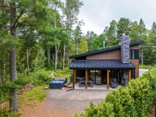 Saint-Alexis-des-Monts Ski Chalet | Spa & River - L'ecureuil