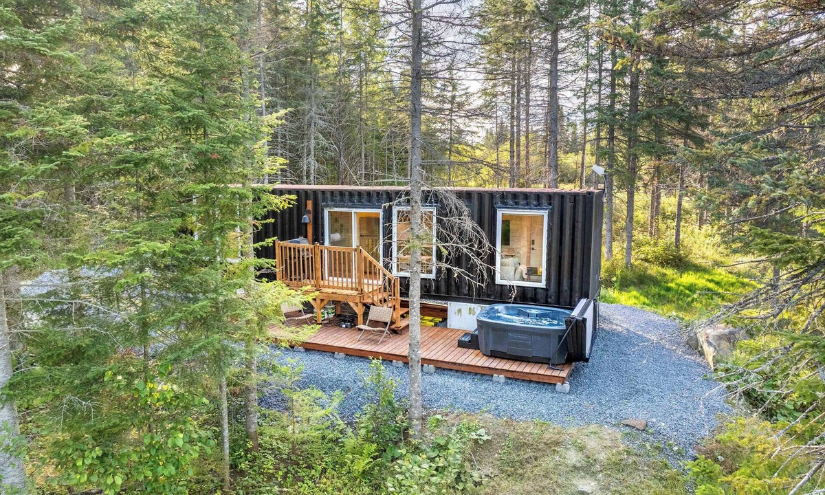 Saint-Magloire Ski Chalet | Spa & River View | Le Conteneur Caché