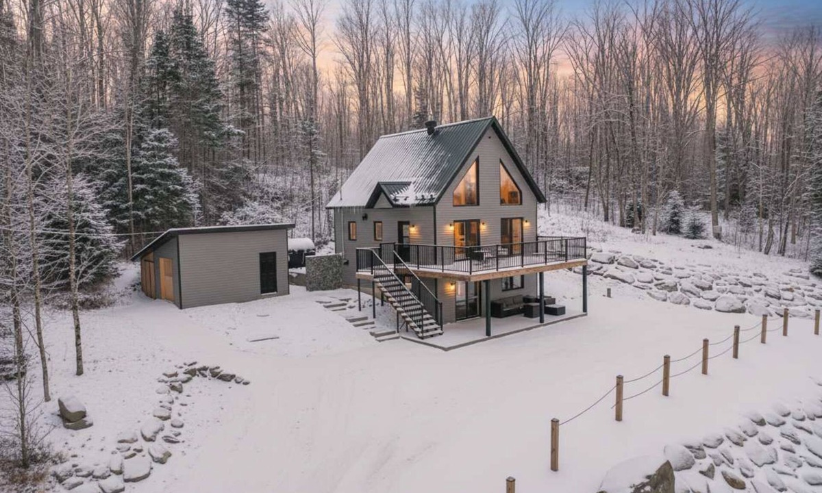 Saint-Prosper Ski Chalet | Spa, Sauna, Lake and Pool table | The Dorchester